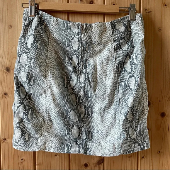 Free People Dresses & Skirts - Free People Snake Print Skin- Size 8